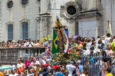 Salvador, Bahia, Brezilya - 08 Aralık 2023: Çarmıhtaki İsa Mesih 'in resmi, Salvador, Bahia' da bulunan Conceicao da Praia 'ya yapılan anma töreninde Katolikler tarafından taşınır..