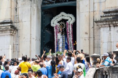 Salvador, Bahia, Brezilya - 08 Aralık 2023: Katolikler, Bahia 'nın Salvador kentinde Conceicao da Praia onuruna düzenlenen törenin ardından görüldü..