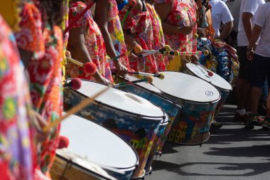 Salvador, Bahia, Brezilya - 2 Temmuz 2015: Salvador 'daki Bahia bağımsızlık yürüyüşü sırasında grup Dida' dan kadınlar perküsyon enstrümanları çalarken görüldü.