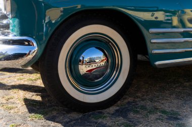 Salvador, Bahia, Brezilya - 02 Aralık 2023: Salvador, Bahia 'daki eski bir araba fuarında Chevrolet lastiğinin ayrıntıları.