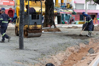 Salvador, Bahia, Brezilya - 05 Ocak 2024: İşçiler, Bahia 'nın Salvador kentindeki ticari bölgede Conceicao da Praia caddesinde yeniden inşa çalışmaları sırasında görüldü..