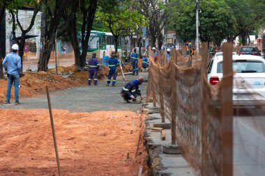 Salvador, Bahia, Brezilya - 25 Ocak 2024: Salvador, Bahia 'daki BRT hareketlilik çalışmasında inşaat işçileri görülüyor.