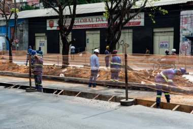 Salvador, Bahia, Brezilya - 25 Ocak 2024: Salvador, Bahia 'daki BRT hareketlilik çalışmasında inşaat işçileri görülüyor.