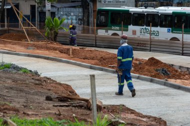 Salvador, Bahia, Brezilya - 25 Ocak 2024: Salvador, Bahia 'daki BRT hareketlilik çalışmasında inşaat işçileri görülüyor.