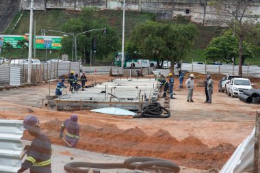 Salvador, Bahia, Brezilya - 25 Ocak 2024: Salvador, Bahia 'daki BRT hareketlilik çalışmasında inşaat işçileri görülüyor.