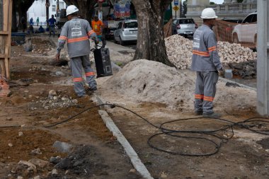 Salvador, Bahia, Brezilya - 25 Ocak 2024: İşçiler, Bahia 'nın Salvador kentindeki Avenida 7 şantiyesinde görüldü.