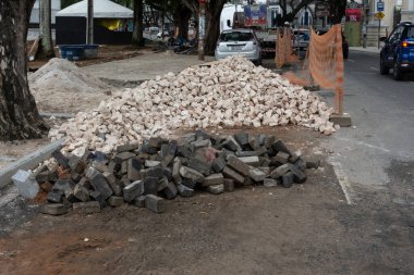 Salvador, Bahia, Brezilya - 25 Ocak 2024: İşçiler, Bahia 'nın Salvador kentindeki Avenida 7 şantiyesinde görüldü.