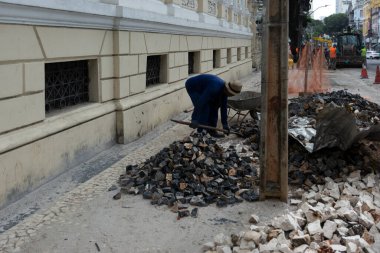 Salvador, Bahia, Brezilya - 25 Ocak 2024: Salvador, Bahia 'daki Vale dos Barris' te BRT ulaşım sistemi için inşaat alanı.