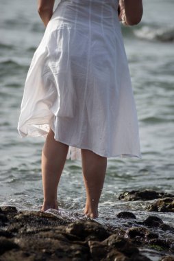 Salvador, Bahia, Brezilya - 2 Şubat 2024: Bahia, Salvador 'daki Rio Vermelho sahilindeki iemanja' ya saygılarını sunan bir kişi.