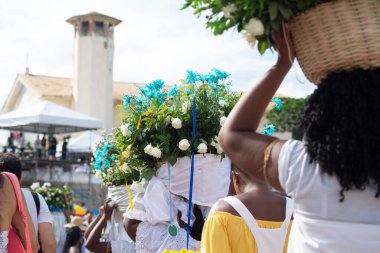 Salvador, Bahia, Brezilya - 02 Şubat 2024: Candomble üyeleri Rio Vermelho plajındaki bir parti sırasında iemanja 'ya bir sepet çiçek götürürken görüldü. Salvador, Bahia.