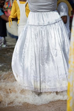 Salvador, Bahia, Brezilya - 2 Şubat 2024: Candomble taraftarları Rio Vermelho plajındaki Salvador, Bahia 'da iemanja partisi sırasında.