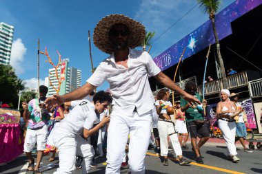 Salvador, Bahia, Brezilya - 3 Şubat 2024: Bahia kentindeki Fuzue karnaval öncesi geçit töreninde kültür grupları dans ederken görülüyor.