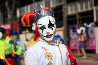 Salvador, Bahia, Brezilya - 3 Şubat 2024: Venedik Karnavalı tarzı giyinmiş kültür grubu, Bahia 'nın Salvador kentinde Fuzue sırasında geçit töreni yaparken görülüyor.
