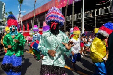 Salvador, Bahia, Brezilya - 3 Şubat 2024: Folklor grubu Zambiapunga, Bahia 'nın Salvador kentindeki Fuzue ön karnavalı sırasında geçit töreni yaparken görüldü..