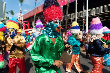 Salvador, Bahia, Brezilya - 3 Şubat 2024: Zambiapunga folklor grubundan müzisyenler, Salvador, Bahia 'daki Fuzue öncesi karnaval geçidi sırasında dans ederken ve çalarken görüldü.