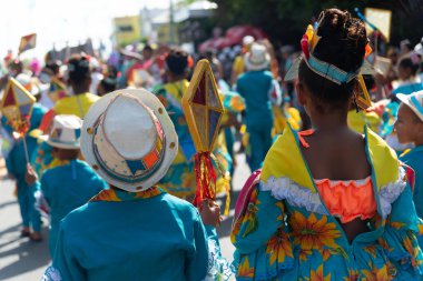 Salvador, Bahia, Brezilya - 3 Şubat 2024: Bahia kentindeki Fuzue karnaval öncesi geçit töreninde kültür grupları dans ederken görülüyor.