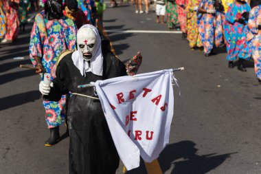 Salvador, Bahia, Brezilya - 3 Şubat 2024: Bahia 'nın Salvador kentindeki Fuzue ön karnavalı sırasında kültür grubu sahne aldı..