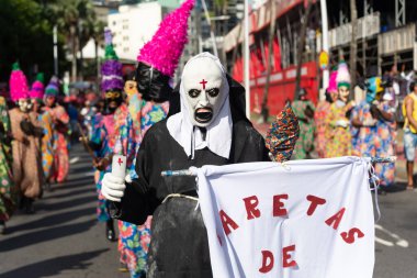 Salvador, Bahia, Brezilya - 3 Şubat 2024: Geleneksel kültür grubu, Bahia 'nın Salvador kentindeki Fuzue karnaval öncesi geçit töreninde sahne alırken görülüyor.