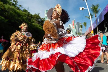 Salvador, Bahia, Brezilya - 3 Şubat 2024: Bahia 'nın Salvador kentindeki Fuzue ön karnavalı sırasında kültür grubu sahne aldı..