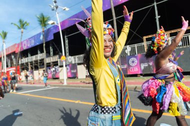 Salvador, Bahia, Brezilya - 3 Şubat 2024: Bahia 'nın Salvador kentindeki Fuzue ön karnavalı sırasında kültür grubu geçit töreni yapıyor.