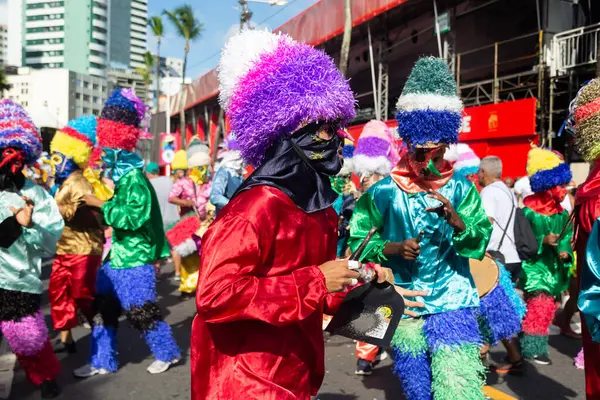Salvador, Bahia, Brezilya - 3 Şubat 2024: Folklor grubu Zambiapunga, Bahia 'nın Salvador kentindeki Fuzue ön karnavalı sırasında geçit töreni yaparken görüldü..