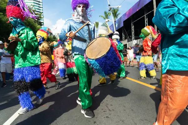 Salvador, Bahia, Brezilya - 3 Şubat 2024: Folklor grubu Zambiapunga, Bahia 'nın Salvador kentindeki Fuzue ön karnavalı sırasında geçit töreni yaparken görüldü..