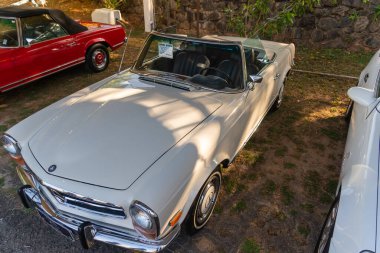 Salvador, Bahia, Brezilya - 02 Aralık 2023: Salvador, Bahia 'da klasik bir Mercedes SL 280 otomobil fuarında sergilenmektedir..