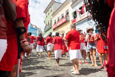 Salvador, Bahia, Brezilya - 4 Aralık 2023: Katolik rahipler ve inananlar Santa Barbara 'nın Salvador, Bahia kentinde bir anma töreninde görüldüler..