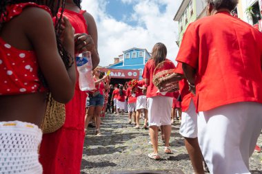 Salvador, Bahia, Brezilya - 04 Aralık 2023: Salvador, Bahia kentindeki Santa Barbara geçit töreninde düzinelerce Katolik 'in yürüdüğü görüldü.
