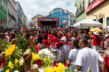 Salvador, Bahia, Brezilya - 4 Aralık 2023: Yüzlerce Katolik, Bahia 'nın Salvador kentinde düzenlenen törende Santa Barbara' ya saygılarını sunarken görüldü..