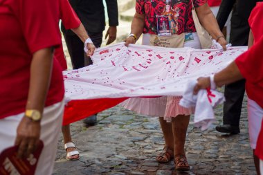 Salvador, Bahia, Brezilya - 4 Aralık 2023: Katolik inançlı kişiler, Santa Barbara onuruna Bahia, Salvador 'da düzenlenen tören sırasında kutsal bez taşıdılar..