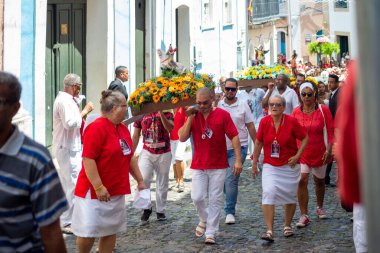 Salvador, Bahia, Brezilya - 04 Aralık 2023: Salvador, Bahia kentindeki Santa Barbara geçit töreninde düzinelerce Katolik 'in yürüdüğü görüldü.