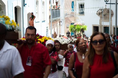 Salvador, Bahia, Brezilya - 4 Aralık 2023: İnsanlar Salvador, Bahia 'da Santa Barbara' ya yapılan anma töreninde Katolik resimleri taşırken görüldü.