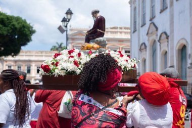 Salvador, Bahia, Brezilya - 4 Aralık 2023: Katolik inananlar, Santa Barbara 'nın Salvador, Bahia kentindeki geçit törenine katılırken görüldü..