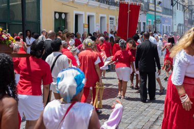 Salvador, Bahia, Brezilya - 4 Aralık 2023: Katolik inananlar, Santa Barbara 'nın Salvador, Bahia kentindeki geçit törenine katılırken görüldü..