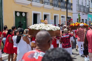 Salvador, Bahia, Brezilya - 4 Aralık 2023: İnsanlar Salvador, Bahia 'da Santa Barbara' ya yapılan anma töreninde Katolik resimleri taşırken görüldü.