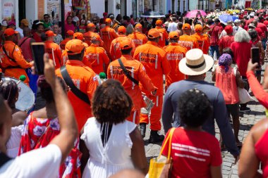 Salvador, Bahia, Brezilya - 4 Aralık 2023: Salvador, Bahia 'da Santa Barbara onuruna düzenlenen tören sırasında itfaiye ve katoliklerden askerler görülüyor..