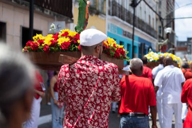 Salvador, Bahia, Brezilya - 4 Aralık 2023: Katolikler, Bahia 'nın Salvador kentindeki Santa Barbara' nın onuruna düzenlenen tören sırasında görüldü..