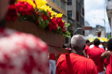 Salvador, Bahia, Brezilya - 4 Aralık 2023: Katolikler, Bahia 'nın Salvador kentindeki Santa Barbara' nın onuruna düzenlenen tören sırasında görüldü..