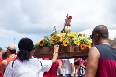 Salvador, Bahia, Brezilya - 4 Aralık 2023: Yüzlerce Katolik, Bahia 'nın Salvador kentinde düzenlenen törende Santa Barbara' ya saygılarını sunarken görüldü..