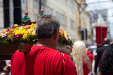 Salvador, Bahia, Brezilya - 4 Aralık 2023: İnsanlar Salvador, Bahia 'da Santa Barbara' ya yapılan anma töreninde Katolik resimleri taşırken görüldü.