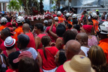 Salvador, Bahia, Brezilya - 4 Aralık 2023: Katolik inananlar, Santa Barbara 'nın Salvador, Bahia kentindeki geçit törenine katılırken görüldü..