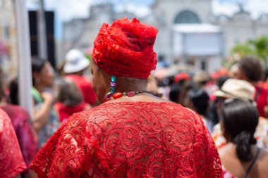 Salvador, Bahia, Brezilya - 4 Aralık 2023: Yüzlerce Katolik, Bahia 'nın Salvador kentinde düzenlenen törende Santa Barbara' ya saygılarını sunarken görüldü..