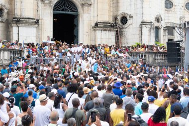 Salvador, Bahia, Brezilya - 08 Aralık 2023: Katolikler, Bahia 'nın Salvador kentindeki Conceicao da Praia Hanımefendisinin anısına düzenlenen açık ayine katıldılar..