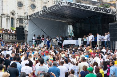 Salvador, Bahia, Brezilya - 08 Aralık 2023: Salvador, Bahia 'da Conceicao da Praia Hanımefendisi onuruna binlerce Katolik açık ayin sırasında dua ederken görülüyor..