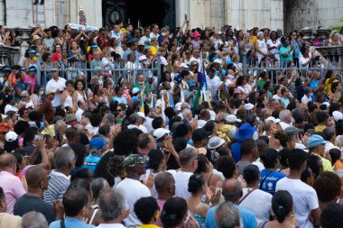 Salvador, Bahia, Brezilya - 08 Aralık 2023: Katolikler, Bahia 'nın Salvador kentindeki Conceicao da Praia Hanımefendisinin anısına düzenlenen açık ayine katıldılar..