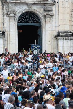 Salvador, Bahia, Brezilya - 08 Aralık 2023: Salvador, Bahia 'da Conceicao da Praia Hanımefendisi onuruna binlerce Katolik açık ayin sırasında dua ederken görülüyor..