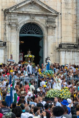 Salvador, Bahia, Brezilya - 08 Aralık 2023: Katolikler, Bahia 'nın Salvador kentindeki Conceicao da Praia Hanımefendisinin anısına düzenlenen açık ayine katıldılar..