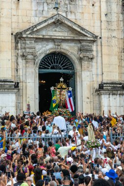 Salvador, Bahia, Brezilya - 08 Aralık 2023: Katolikler, Bahia 'nın Salvador kentindeki Conceicao da Praia Hanımefendisinin anısına düzenlenen açık ayine katıldılar..