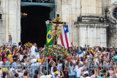 Salvador, Bahia, Brezilya - 08 Aralık 2023: Katolikler, Bahia 'nın Salvador kentindeki Conceicao da Praia Hanımefendisinin anısına düzenlenen açık ayine katıldılar..